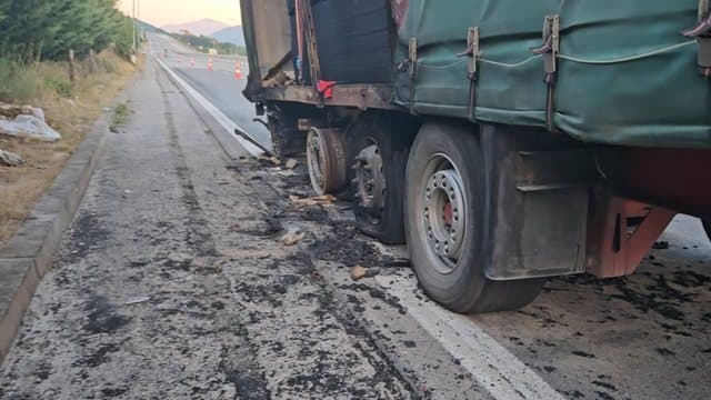 Digjet kamioni me targa të Kosovës në Rrugë të Kombit, mbetet në rrugë dhe pengon trafikun
