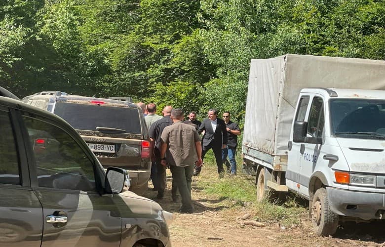 Kurti viziton Kalludrën, ku po zhvillohen gërmime për varrezë masive