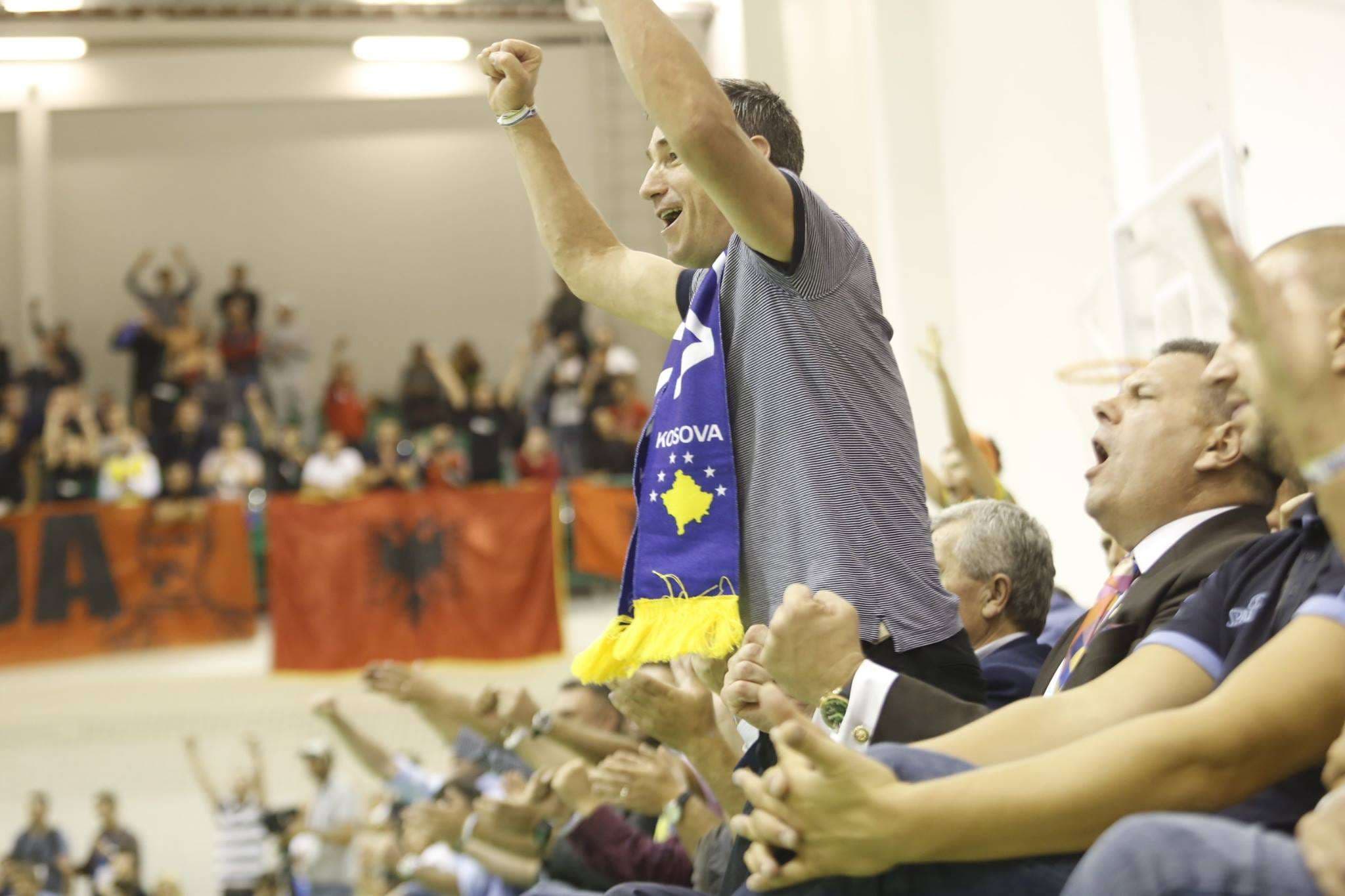 Kosova humb, Veseli ngrihet në këmbë