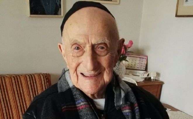 113 vjeçari kryen ceremoninë fetare një shekull me vonesë