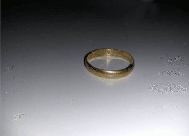 E gjejnë unazën e martesës pas 37 vjetësh (FOTO)
