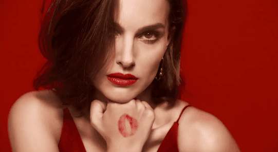 Shikoni Natalie Portman, reklamon buzëkuqin Dior (VIDEO)