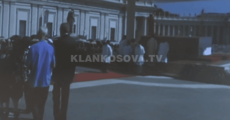 Viti: Shenjtërimi i Nënës Terezë përcillet nga kinemaja e qytetit (VIDEO)