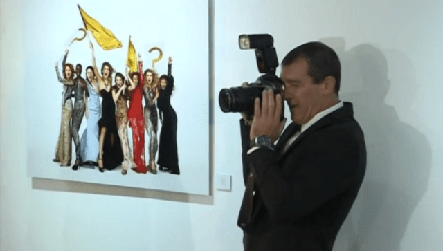 Antonio Banderas hap ekspozitën e veprave të veta fotografike (VIDEO)