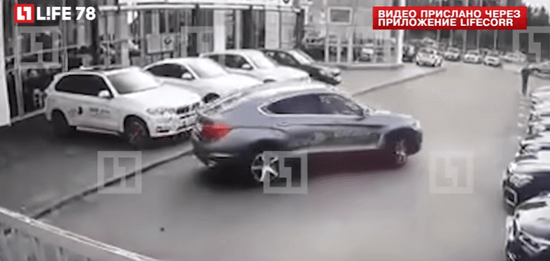 Befasisht vidhen katër BMW, iu mjaftuan vetëm pak sekonda (VIDEO)