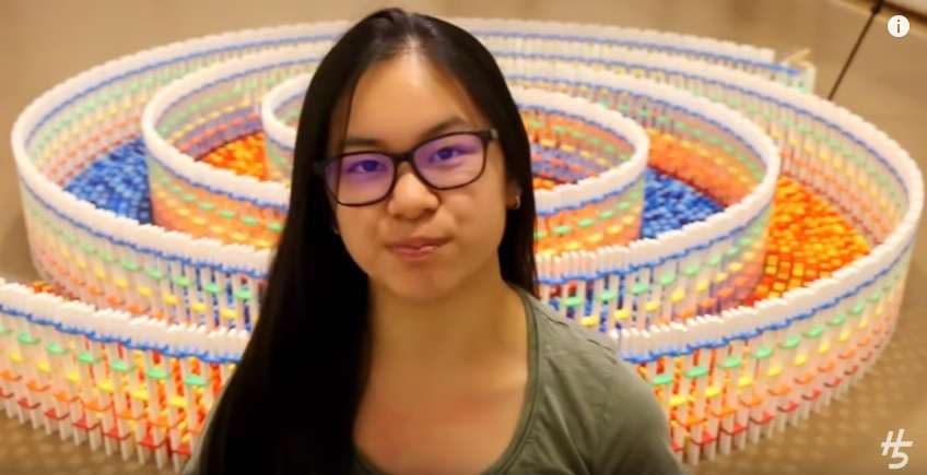 Spiralja e mahnitshme me domino (Video)