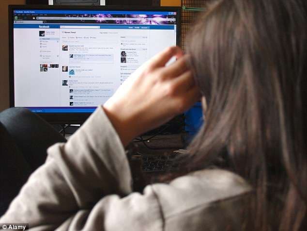 Adoleshentja paditë prindërit, postuan fotografinë e saj në Facebook
