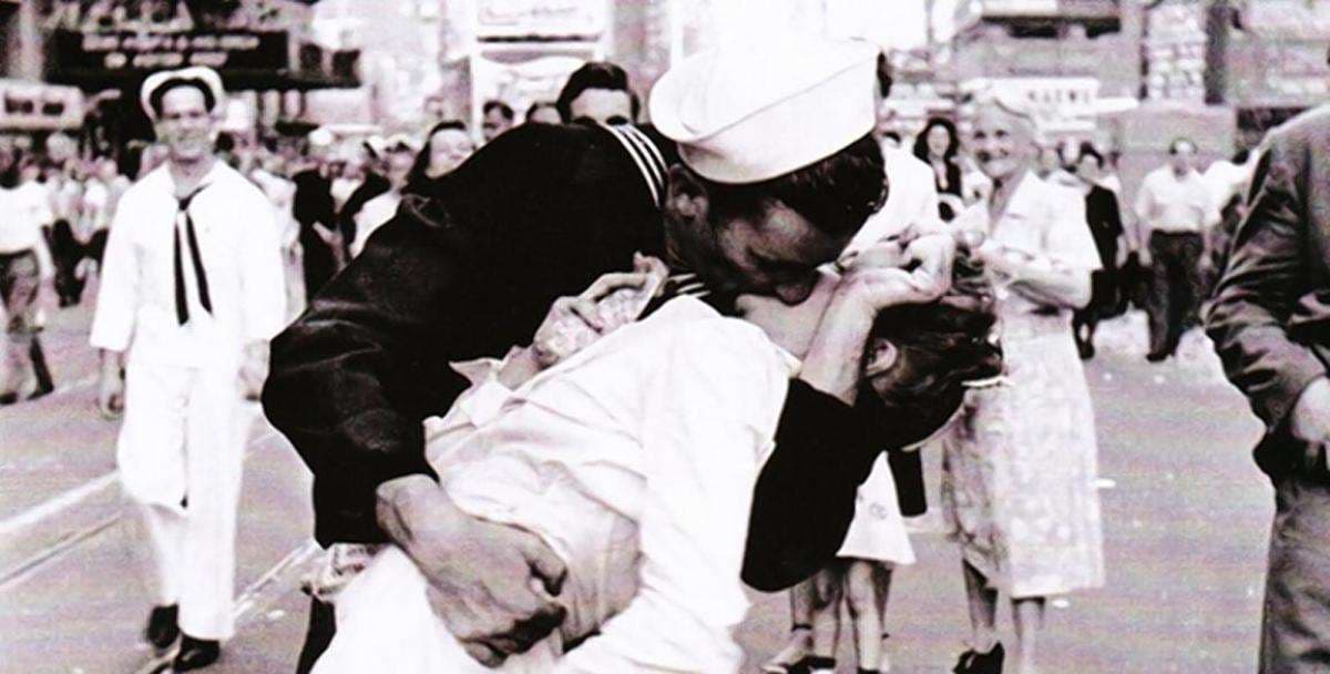 Vdes gruaja e puthjes historike (FOTO)
