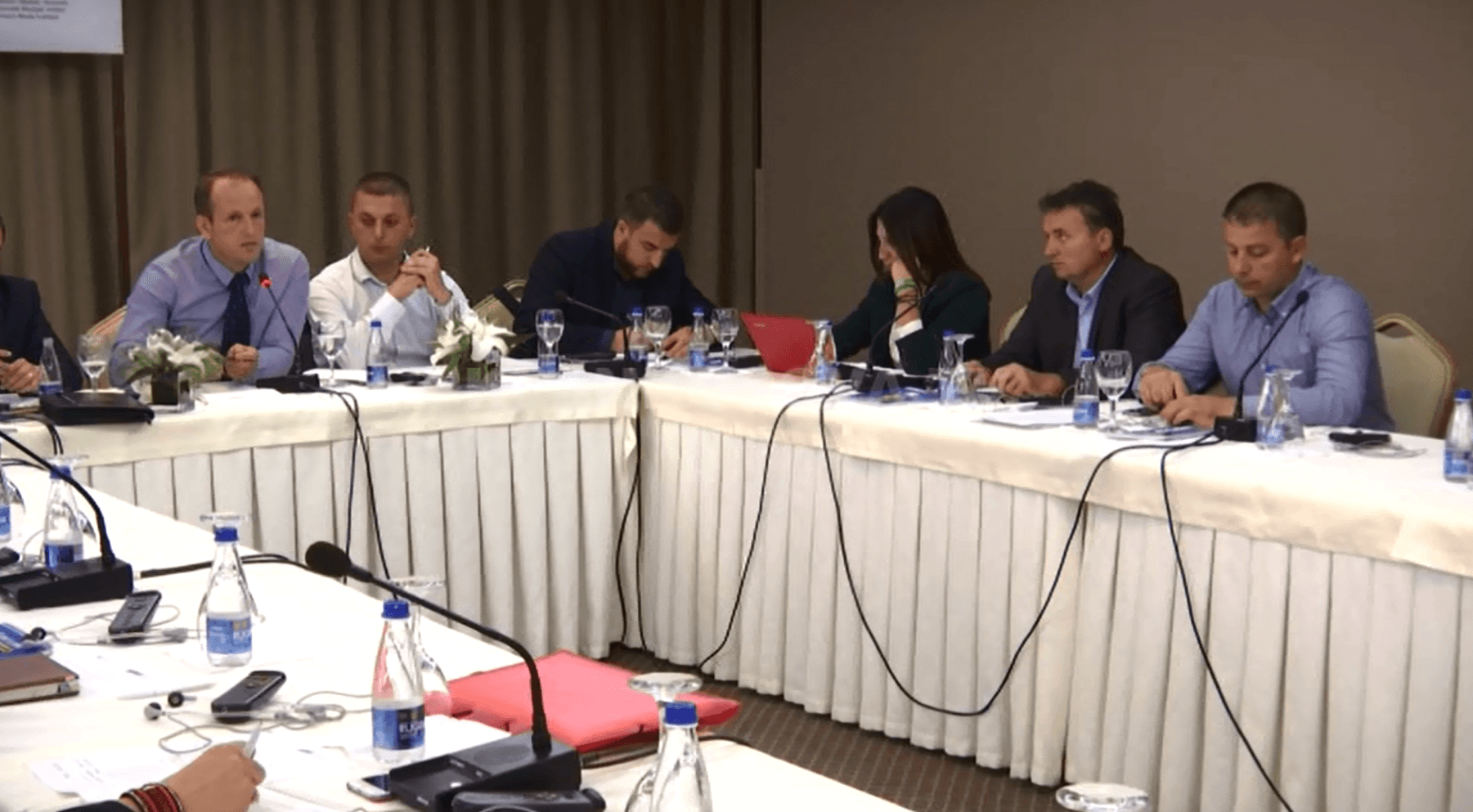 Këngëtarët kërkojnë pagesë nga TV-të dhe radiot (VIDEO)