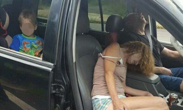 Ata ishin me mbidozë dhe kishin fëmijën në veturë, polici i fotografon dhe i poston në Facebook