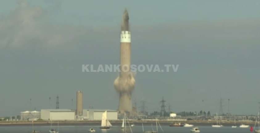 Anglia shkatërron oxhakun e lartë të prodhimit të rrymës (Video)