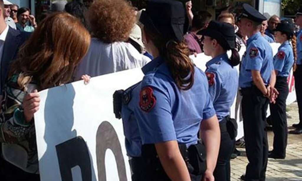 Protestë kundër mbetjeve. Tubim para Parlamentit