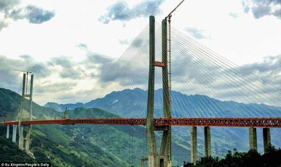 Kinezët kompletojnë ndërtimin e urës më të lartë në botë (FOTO)