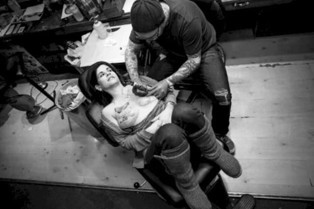 Gratë që mundën kancerin bëjnë tatuazhe në gjoks (FOTO)