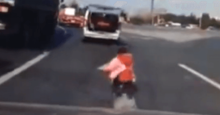 Bie nga bagazhi i makinës, shpëton për mrekulli vogëlushja (VIDEO)