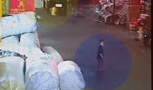 Fëmija goditet nga makina, nuk ndalon askush për ta ndihmuar (VIDEO)