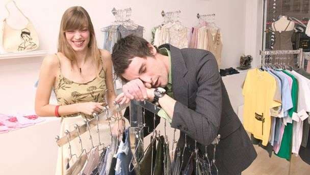 Kur gratë bëjnë shoping, burrat vuajnë