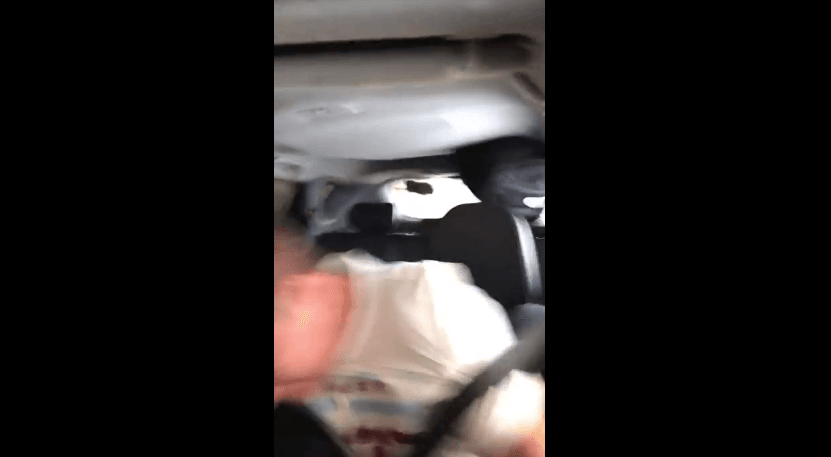 Filmon veten duke kënduar pastaj duke u aksidentuar (VIDEO)