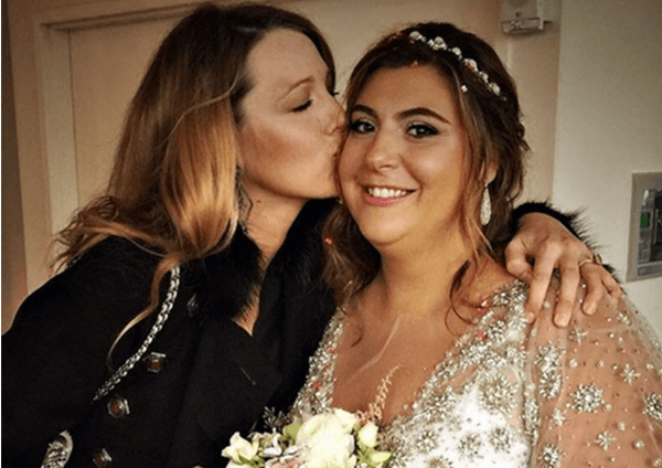 Pak ditë pas lindjes, Blake Lively paraqitet në dasmën e mikes