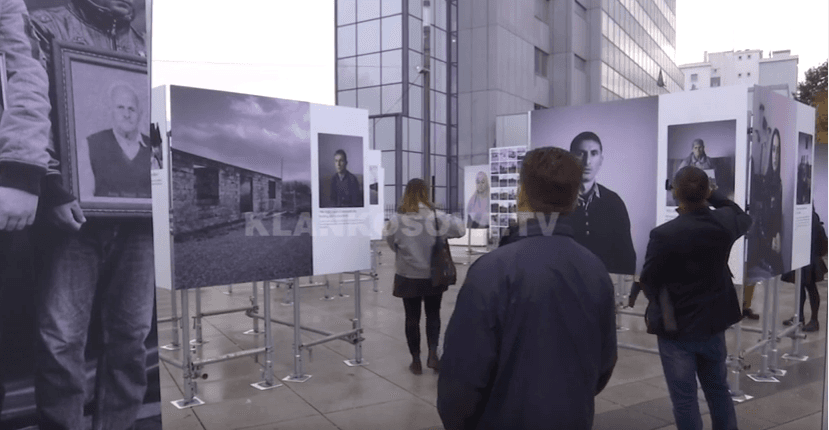 Holandezi me fotografi të të mbijetuarve të luftës në Kosovë (VIDEO)