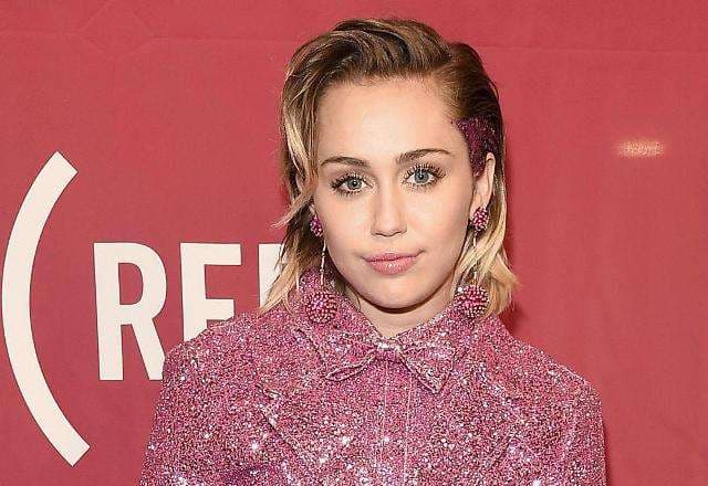 Miley Cyrus tregon se kë e puthi për herë të parë
