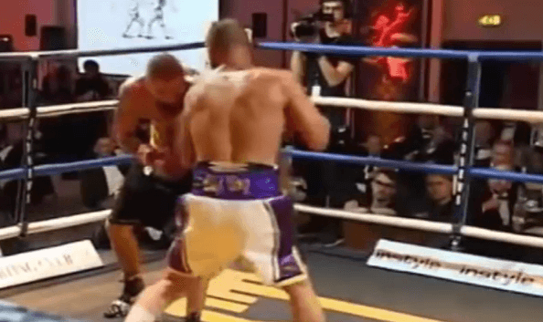 Vdes boksieri pas goditjeve që mori në ring (VIDEO)