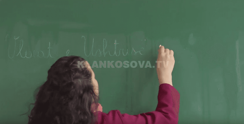 Ora e parë në shkollat e Drenasit, për UÇK-në (VIDEO)