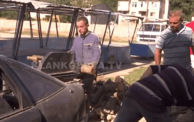Në Kaçanik qytetari e kthen veturën në sharrë për dru (VIDEO)