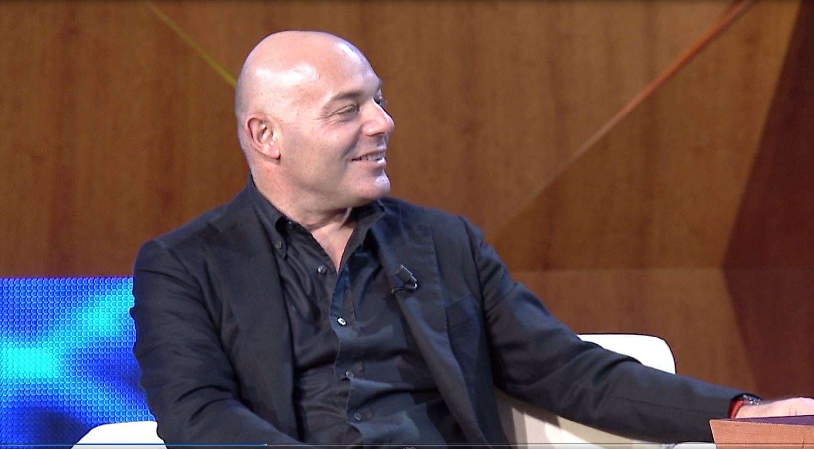 Blendi Fevziu me libra për UÇK-në, Kadarenë dhe Sali Berishën (VIDEO)