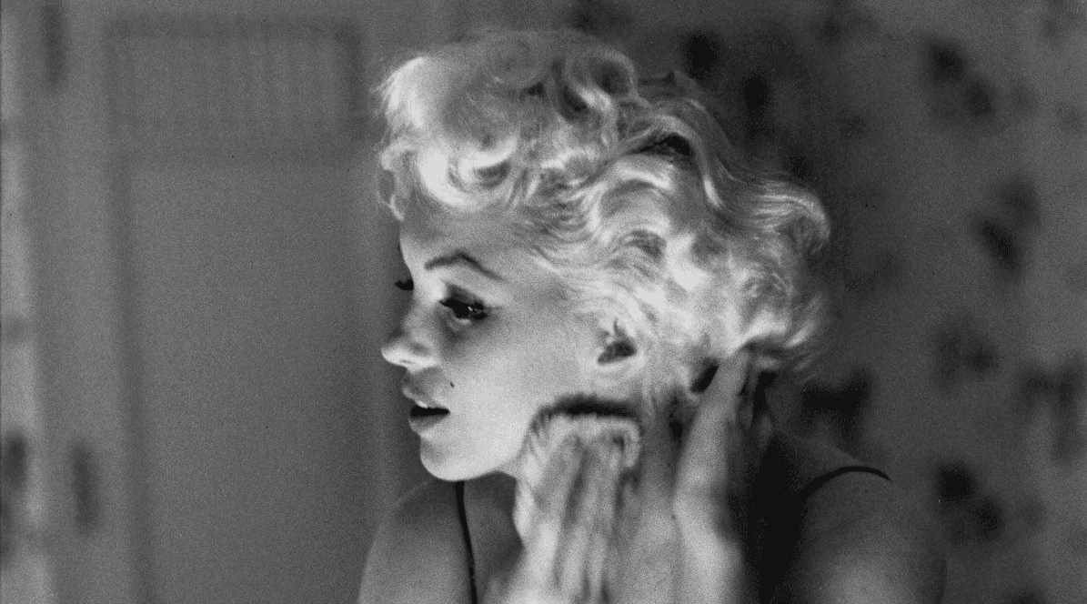 Kështu bëhej gati Marilyn Monroe para se të dilte (FOTO)