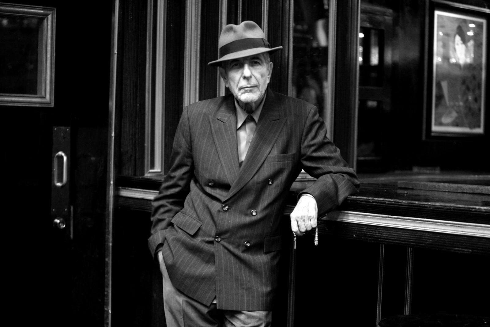 Muzikantë e politikanë kujtojnë veprën e Leonard Cohen