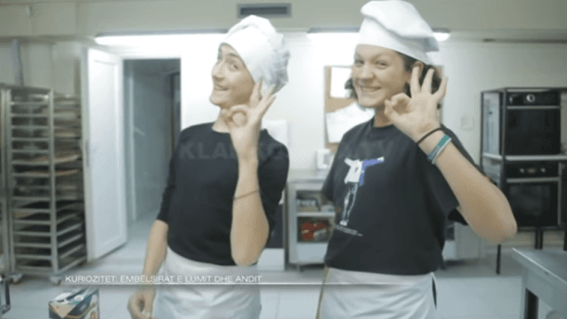 Kuzhinierët Lumi dhe Andi përgatisin ëmbëlsira (VIDEO)