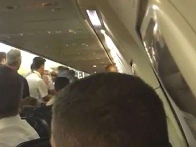 Pas rrahjes së pasagjerëve avioni ateron dhunshëm (VIDEO)