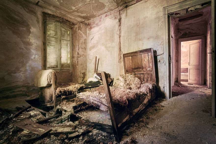 Fotografi të dhomave të braktisura