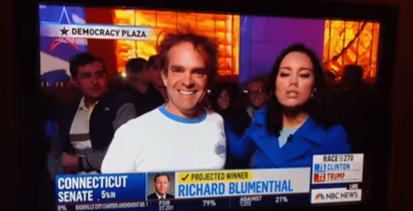 Ja çfarë bën ky burrë për të dalë në TV (VIDEO)