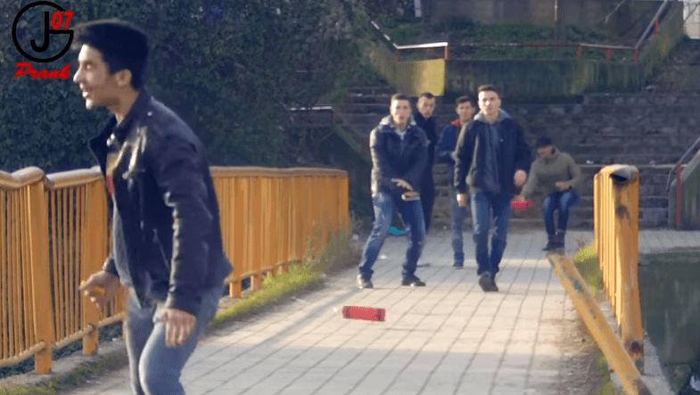 GJ07 PRANK: Ja si reagojnë qytetarët kur u hidhet “dinamit” tek këmbët (VIDEO)
