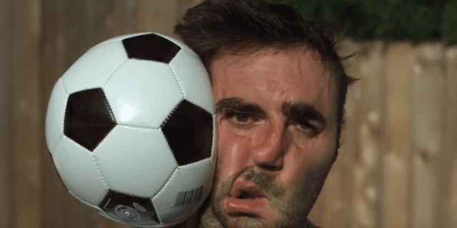 Goditja me top futbolli në xhirim të ngadalësuar (VIDEO)