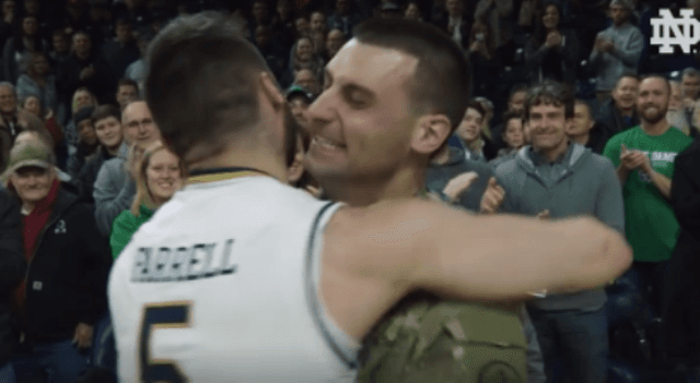 Prekëse, ushtari kthehet nga Afganistani dhe surprizon vëllaun (VIDEO)