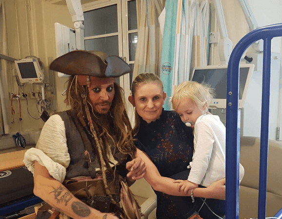Johnny Deep befason fëmijët e sëmurë (FOTO)