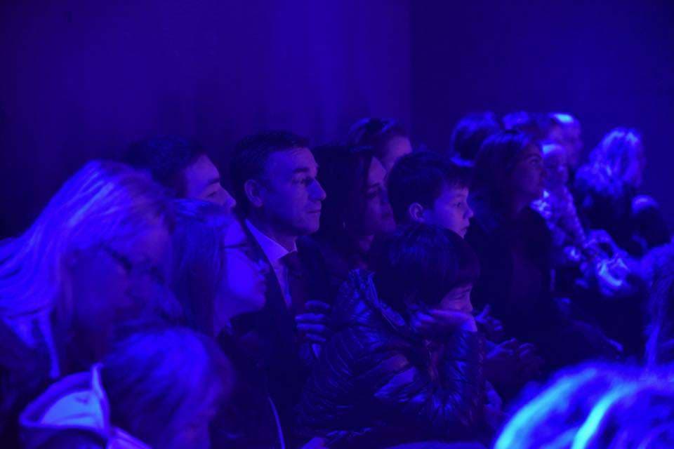 Veseli mahnitet me përformancën e fëmijëve në Teatrin Oda