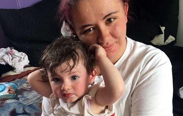 19 vjeçarja lind beben duke mos e ditur se ishte shtatzënë