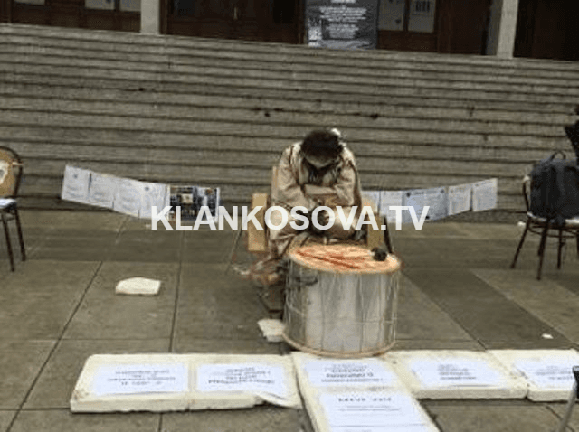 Sokol Plakolli vazhdon grevën para teatrit (FOTO)