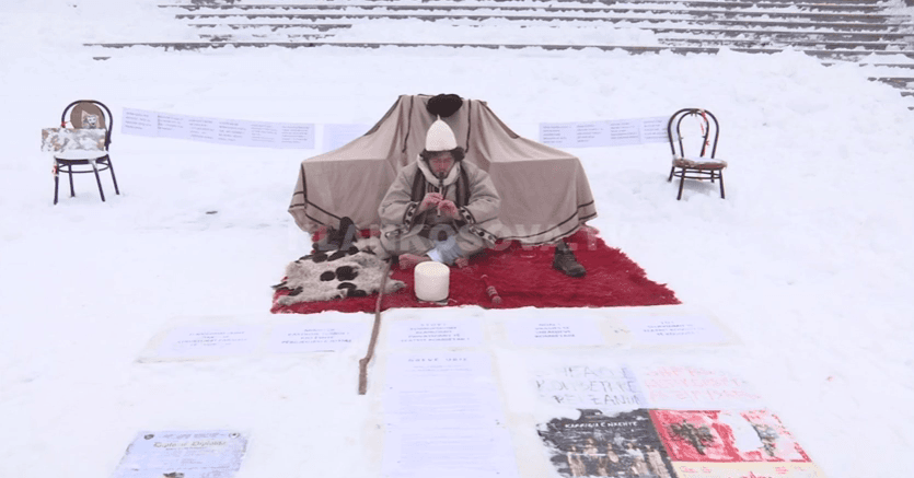 Askush s’po ia vë veshin grevës së regjisorit Sokol Plakolli (VIDEO)