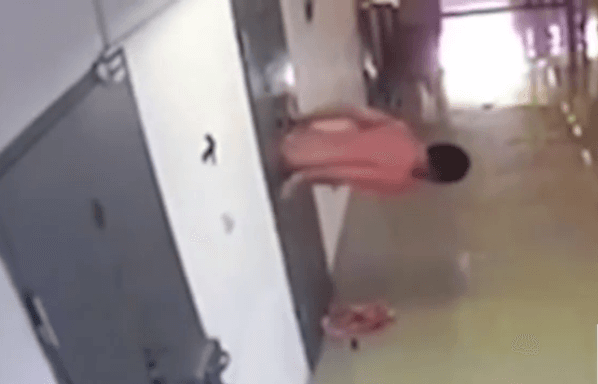 E pabesueshme: Arratiset nga burgu përmes hapësirës ku hyn ushqimi (VIDEO)