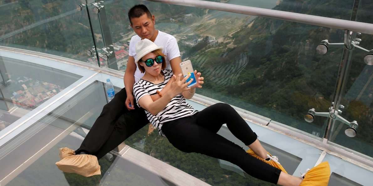 Çiftet që postojnë shumë fotografi në rrjete sociale, s'janë të lumtur