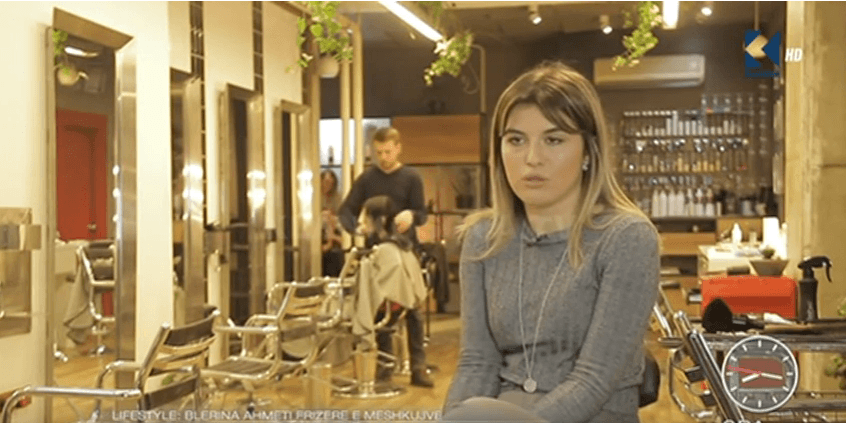 Femra që vendosi të përkujdeset për flokët e meshkujve (VIDEO)