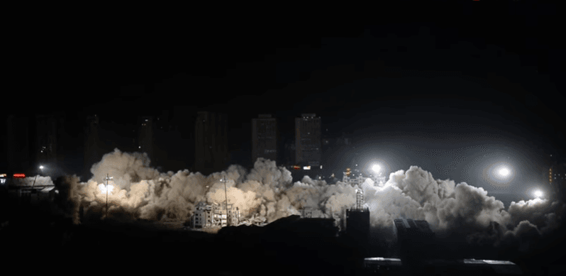 Për dhjetë sekonda bëhen rrafsh me tokë 19 ndërtesa (VIDEO)