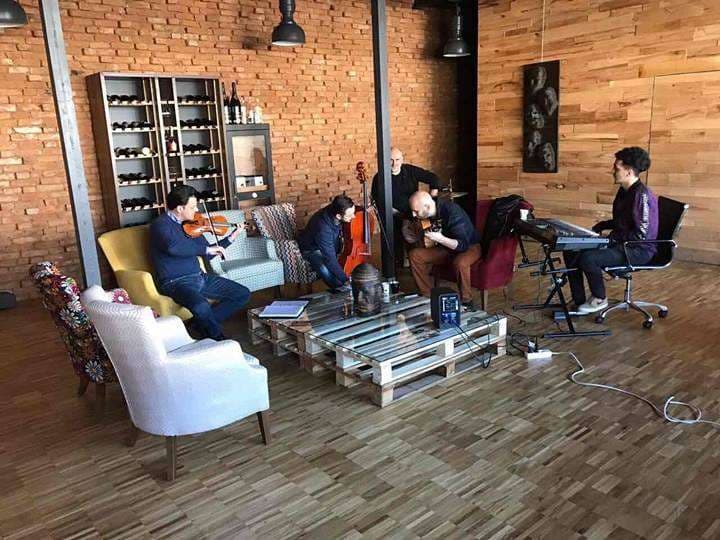 Shkëlzen Doli bën provat gjenerale para koncertit të nesërm në Klan Kosova