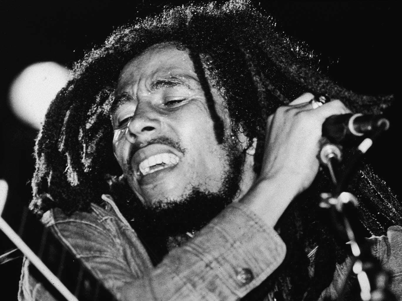 Funerali i Bob Marleyt: Kitara e kuqe, Bibla dhe një degëz marijuanë
