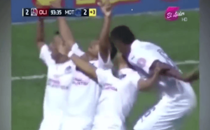 Gol në minutën e fundit, me ndihmën e tifozit (VIDEO)